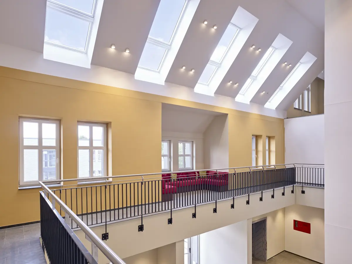 Atrium mit vielen Dachfenstern