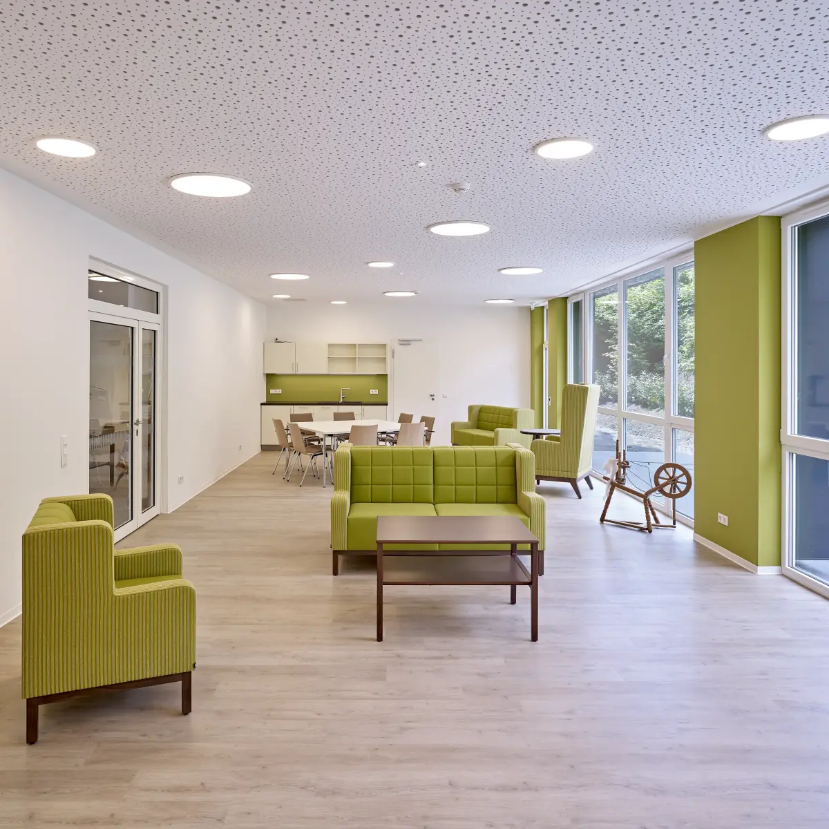 60 Quadratmeter große Wohnküche mit grünen Akzenten