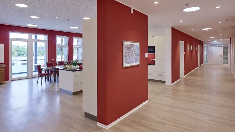 roter Flur und Küchenbereich