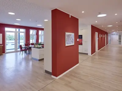 roter Flur und Küchenbereich