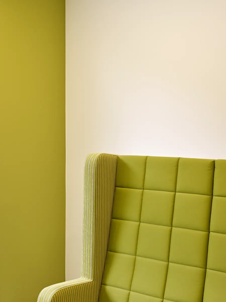 Farbe von Mobiliar ist mit Wandfarbe Ton in Ton 