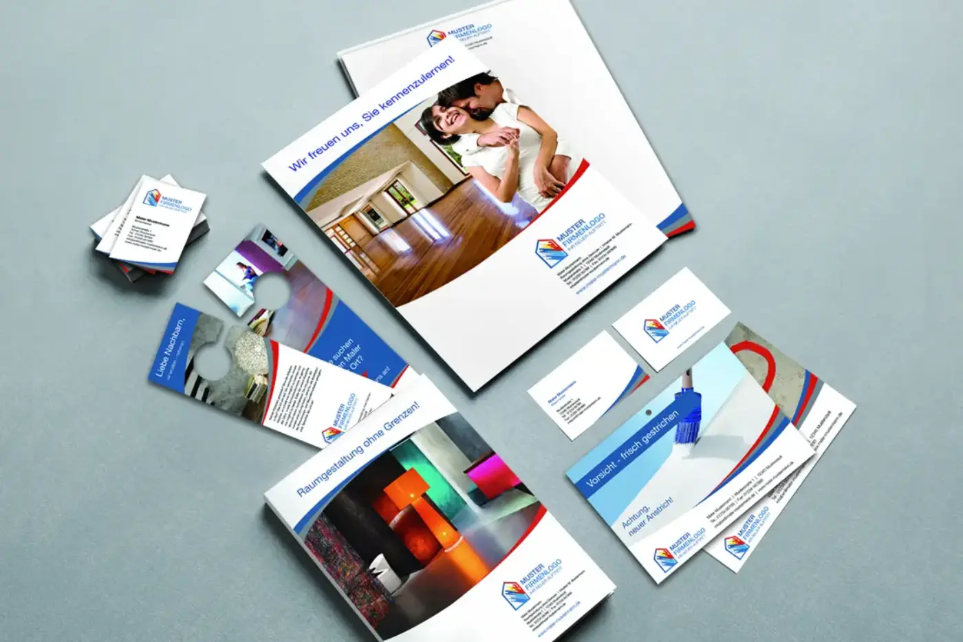 Eine Sammlung von Werbemitteln liegend auf einem Tisch