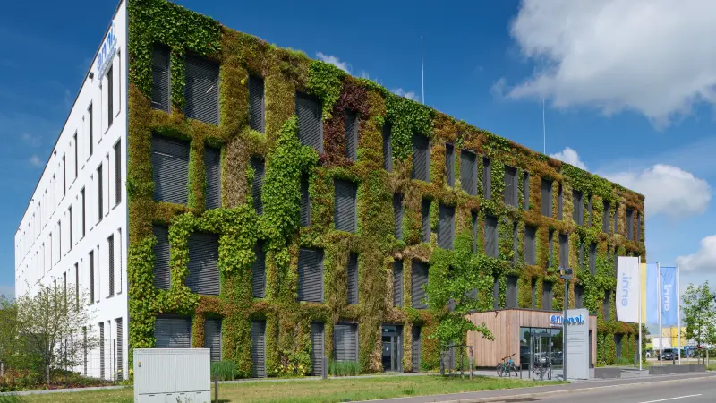 Begrünte Fassade des Betriebs- und Verwaltungsgebäude