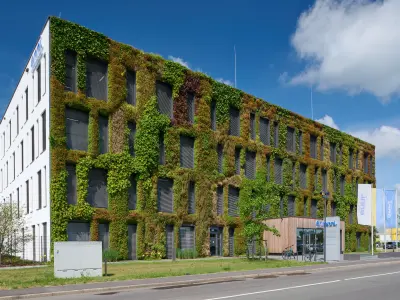 Begrünte Fassade des Betriebs- und Verwaltungsgebäude