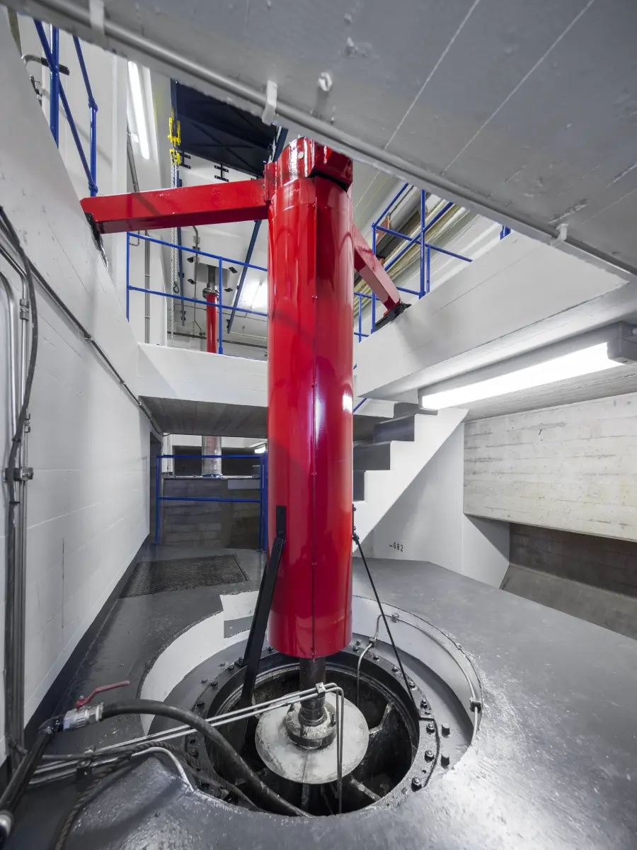 Rotlackierte Maschine 