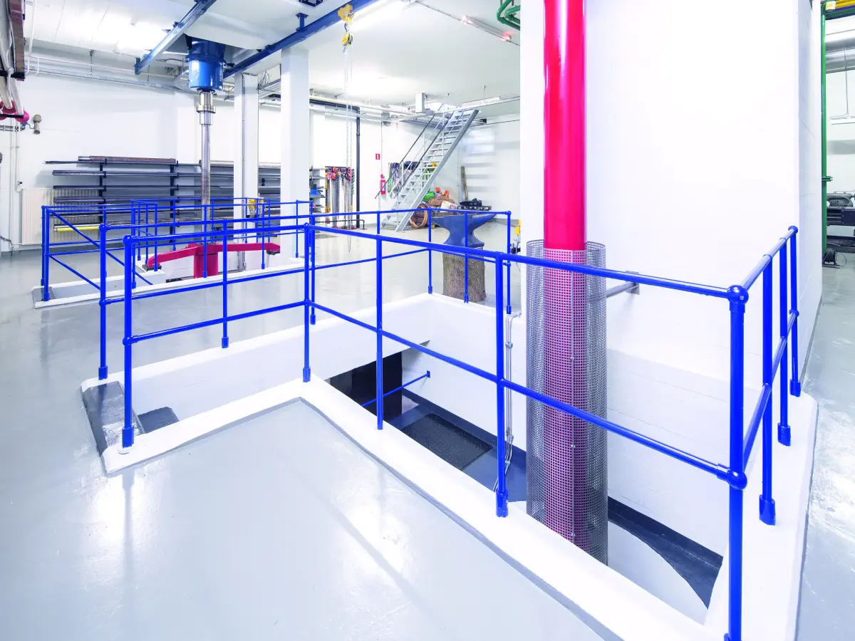 Fabrik mit blauem Geländer