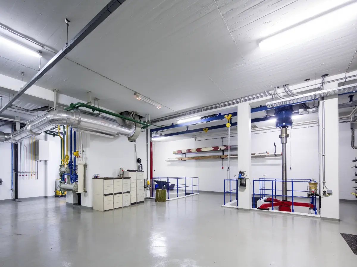 Fabrikfläche mit Rohren und Schränken