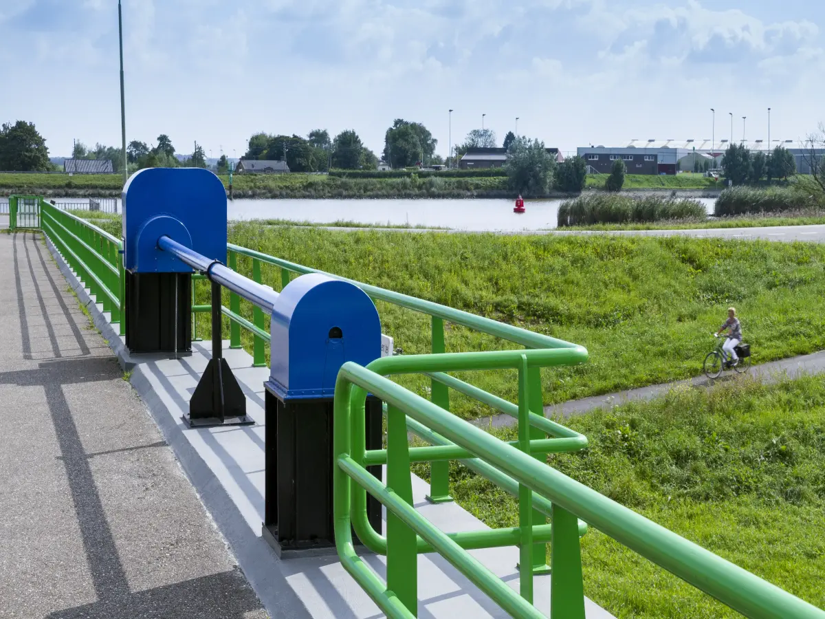Grün lackiertes Geländer im Außenbereich