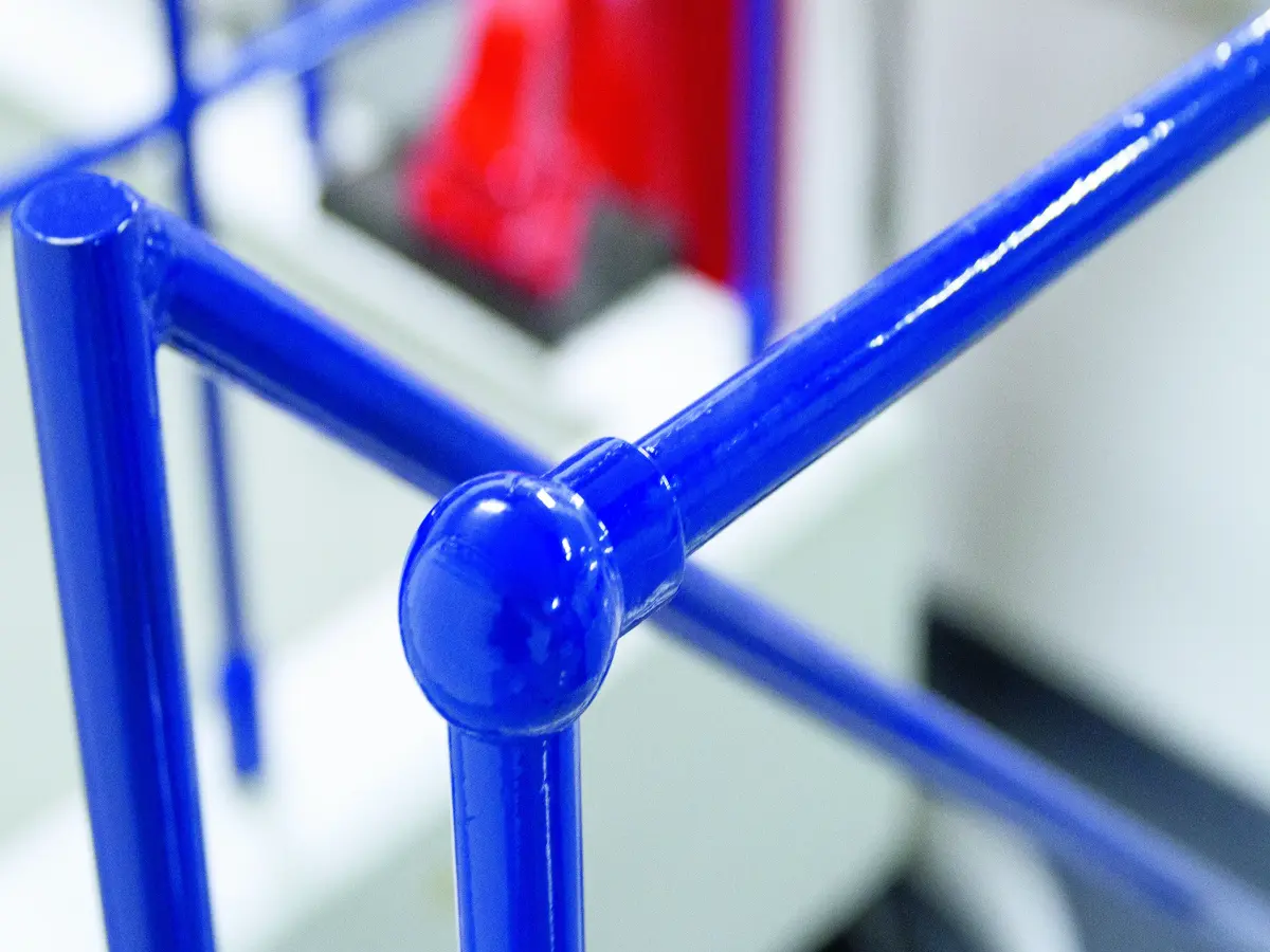 Blaulakiertes Geländer