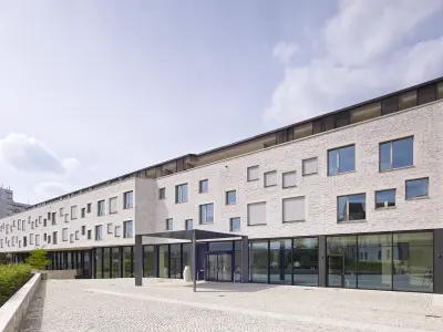 Blick auf Gebäude von vorne