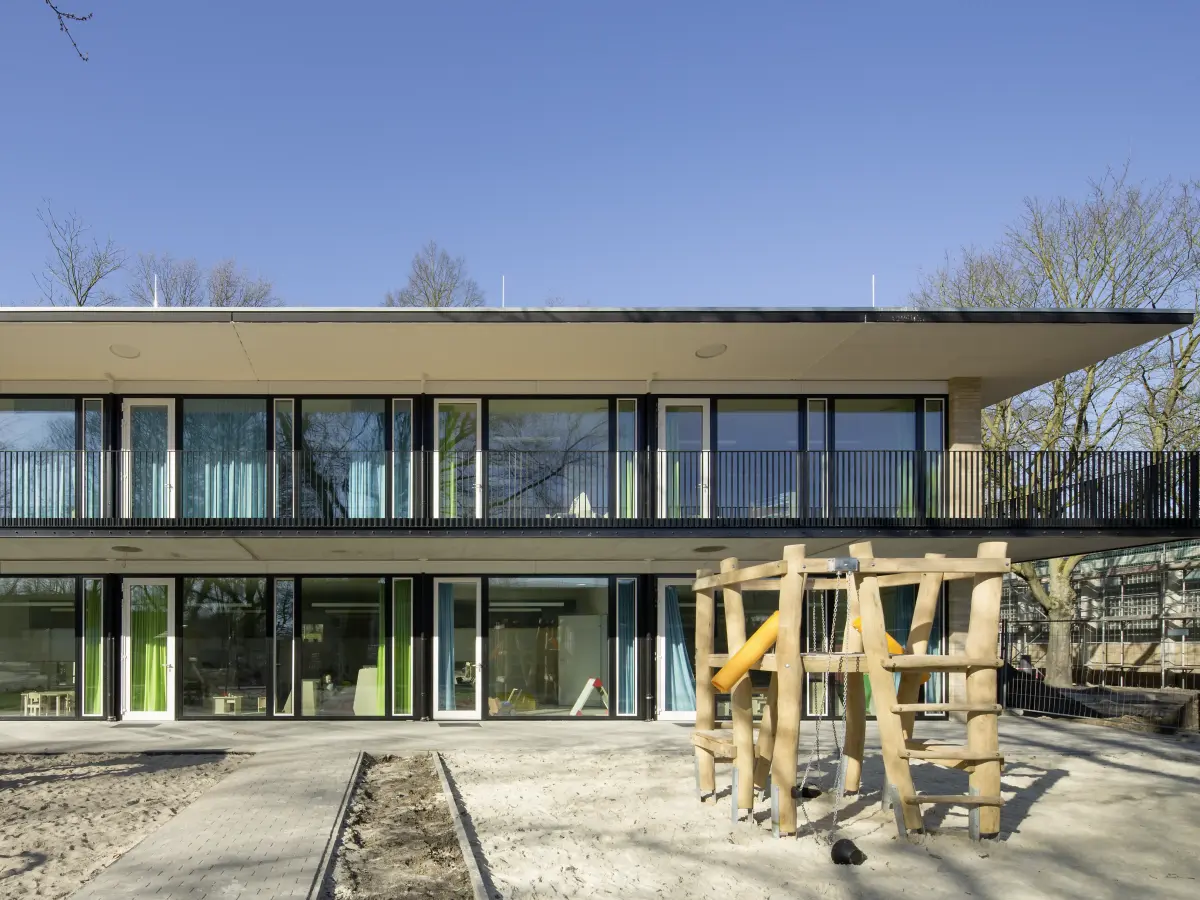 Kita Gebäude von Außen mit Klettergerüst