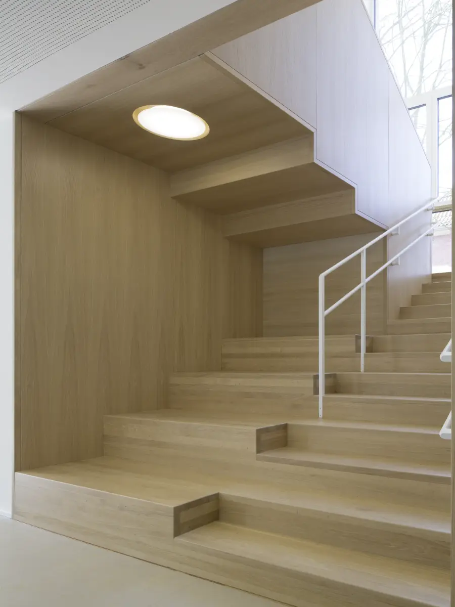 Holztreppe mit Glasfront