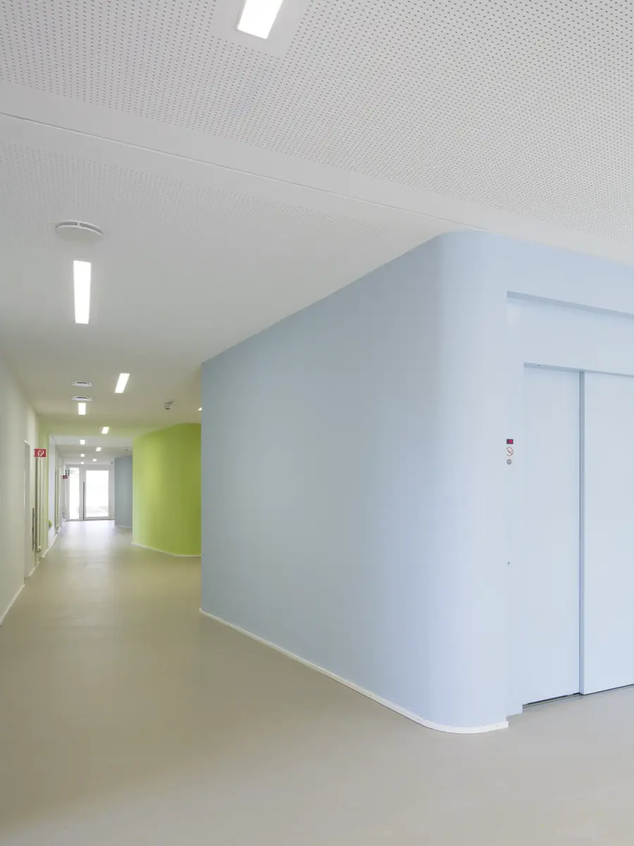 Flur mit hellblauem Fahrstuhl