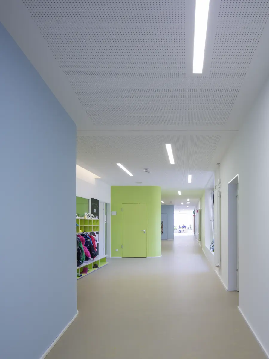 Flur in hellblau und hellgrün