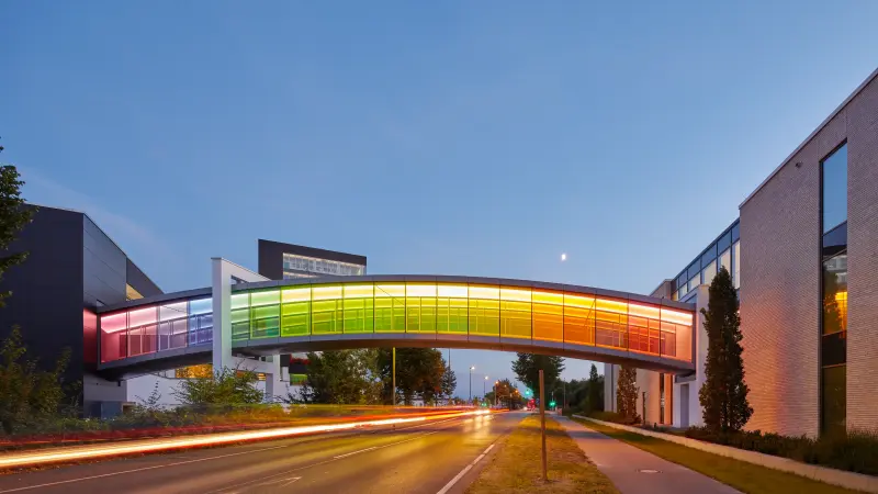 Brillux B-Wohnen Regenbogenbrücke bei Nacht