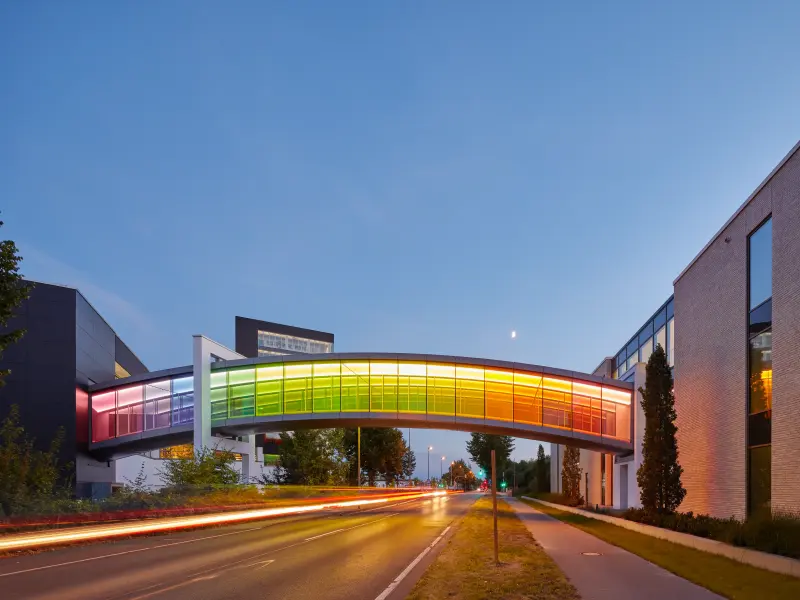 eine Brücke mit bunten Wänden
