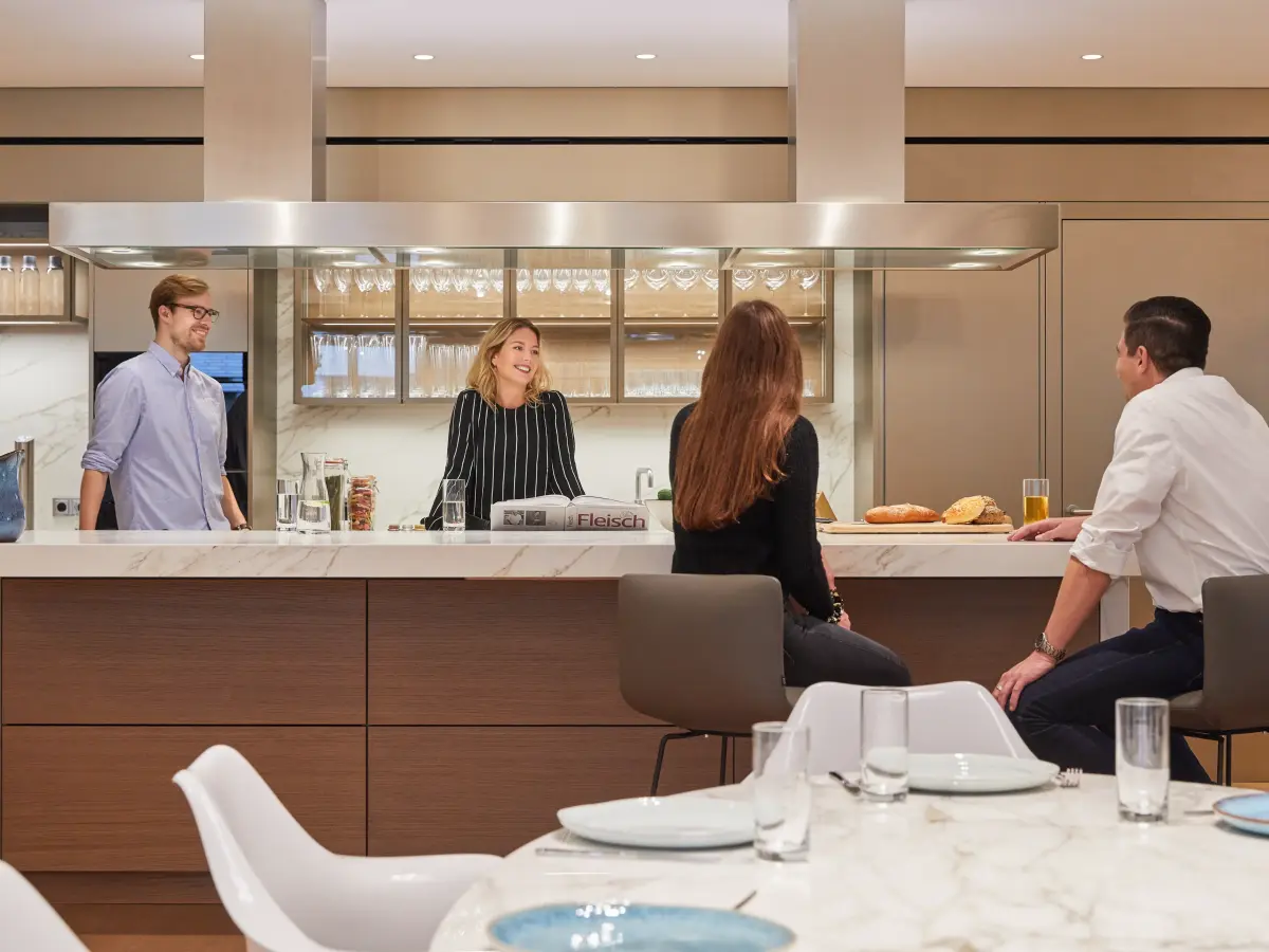 4 Personen unterhalten sich an der Theke
