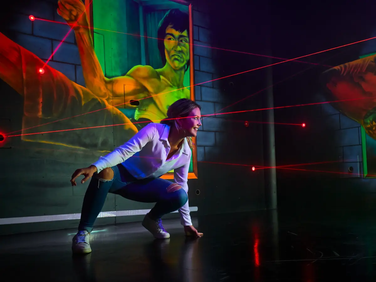Frau und Laserteck