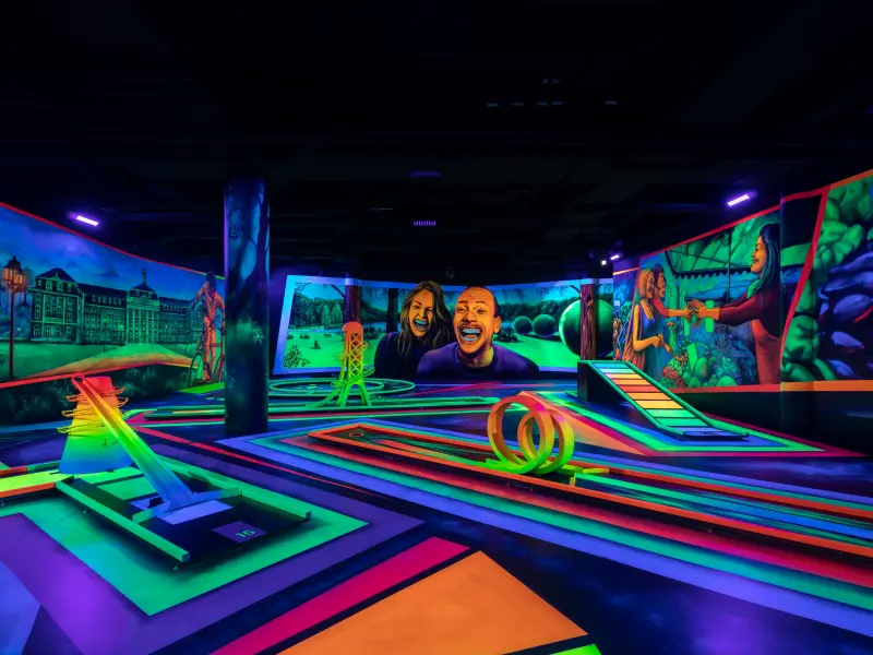 Schwarzlichtminigolf 