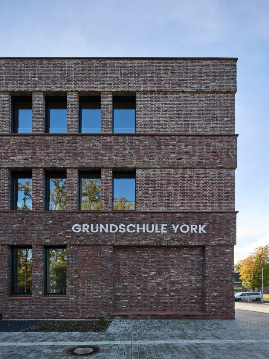 York Grundschule von vorne mit Schriftzug 