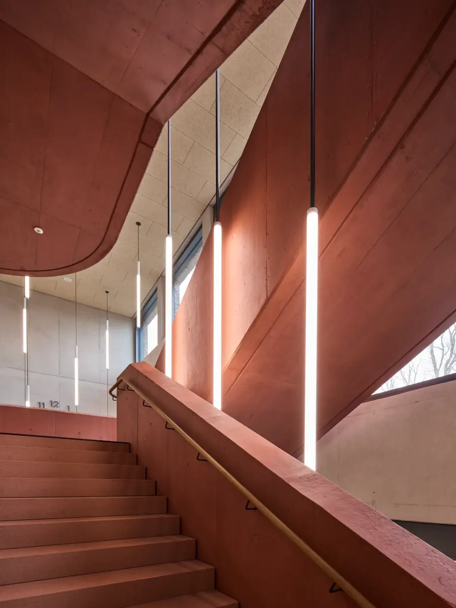 Weiße Neon Licht Streifen im Treppenhaus