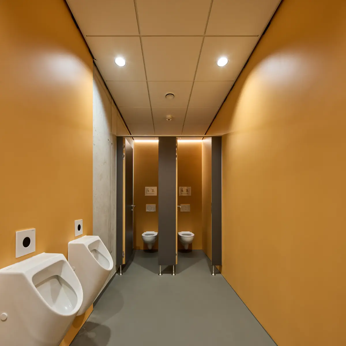 Herren-WC mit orangener Wand