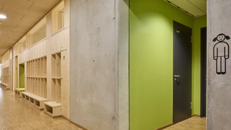 Flur mit Grüner Wand