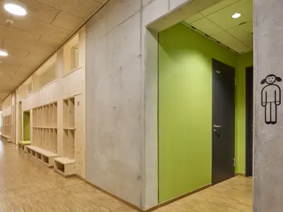 Flur mit Grüner Wand