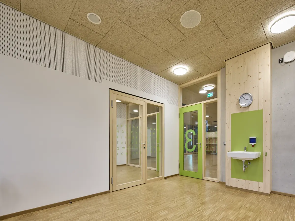 Tür und Waschbecken im Klassenraum