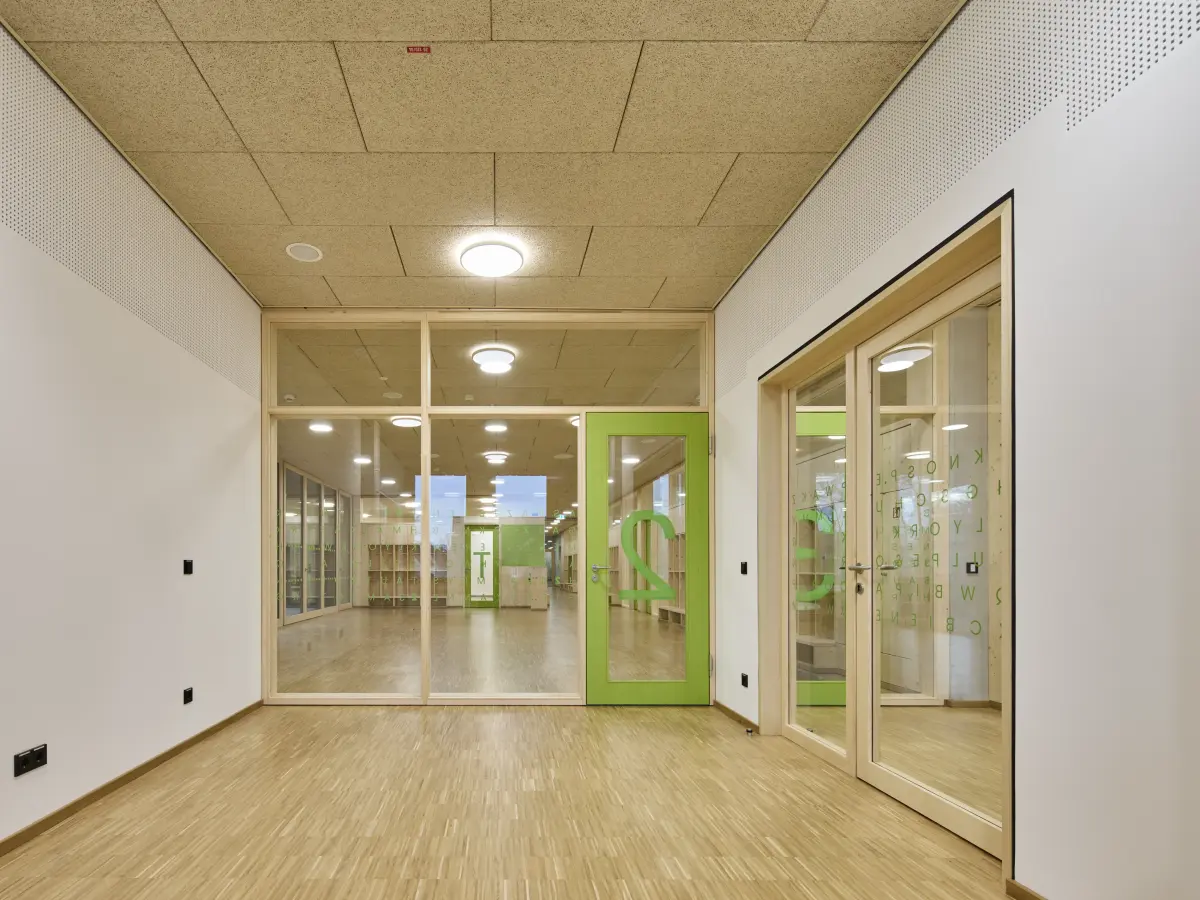 Flur mit grüner Tür