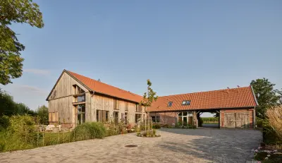 Außenansicht alter Pferdestahl mit Holzfassade