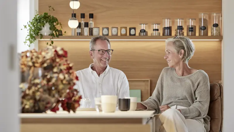 Susanna und Peter sitzen auf dem Treppenabsatz und schauen in die Kamera