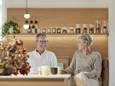 Susanna und Peter sitzen auf dem Treppenabsatz und schauen in die Kamera