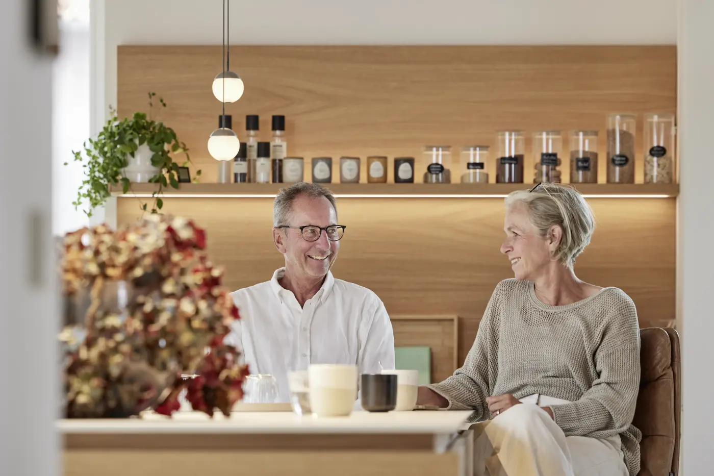 Susanna und Peter sitzen zusammen