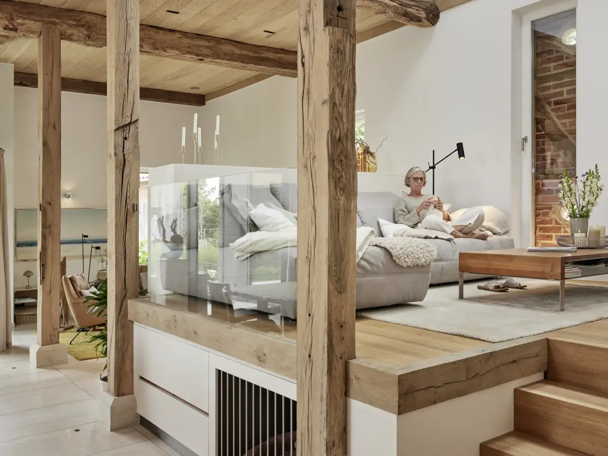 Offener heller Raum in Blau mit antiken Details