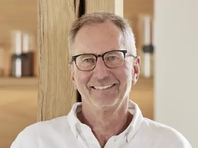 Peter lächelt in die Kamera.