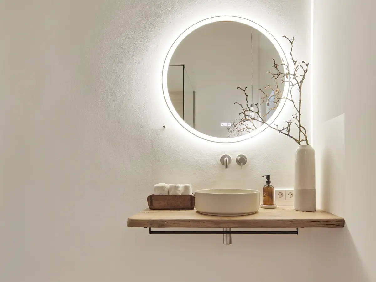 Badezimmerspiegel mit Lichtdetails