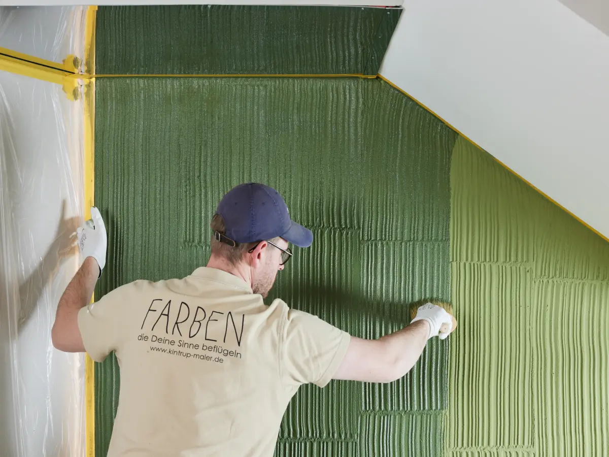 Maler strukturiert eine Oberfäche