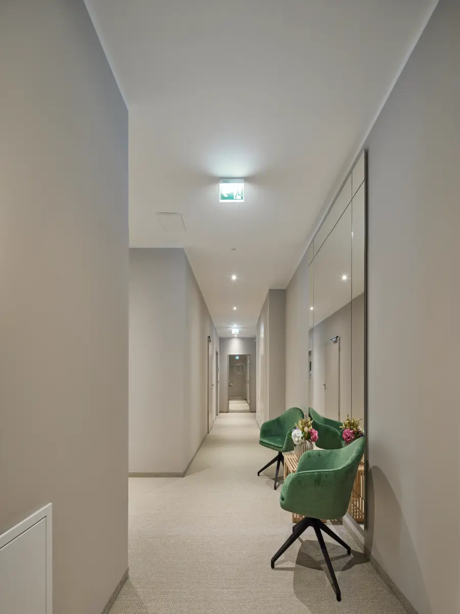 Flur mit weißen Wänden