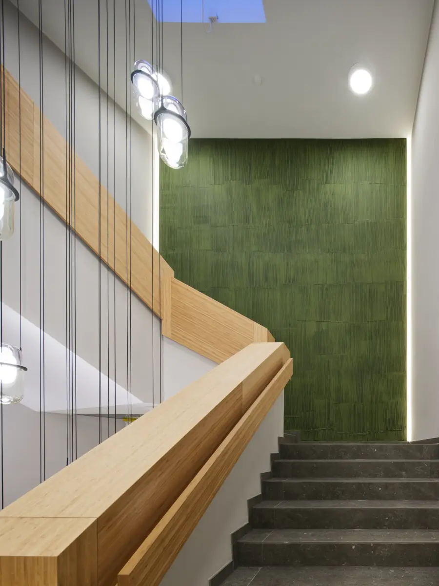 Treppenaufgang mit grüner Kreativtechnik