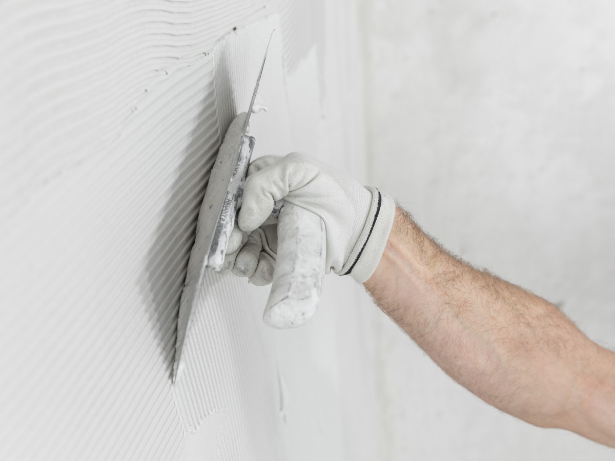 Spachtelmasse wird aufgetragen