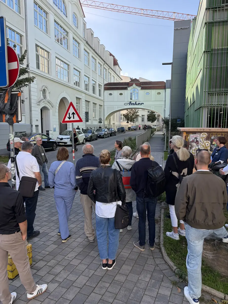 Eine Gruppe Personen läuft durch Bielefeld