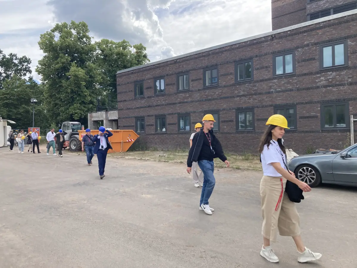 Menschen mit Helme