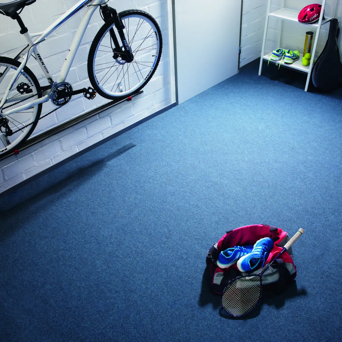 Ein Wohnzimmer mit einem blauen Nadelvlies-Teppich