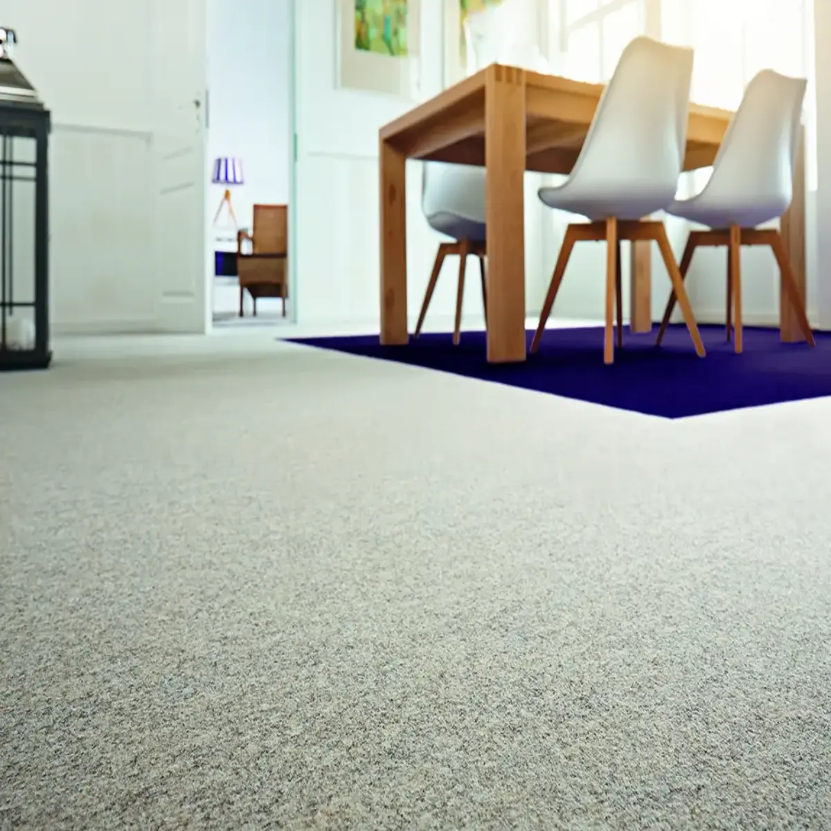 Ein Wohnzimmer mit einem weißen Nadelvlies-Teppich