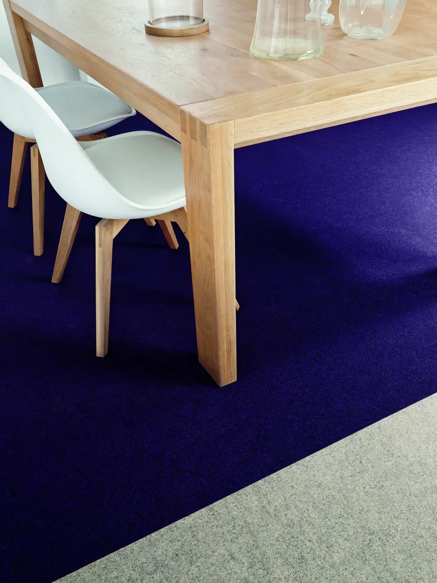 Ein Wohnzimmer mit einem lila Nadelvlies-Teppich