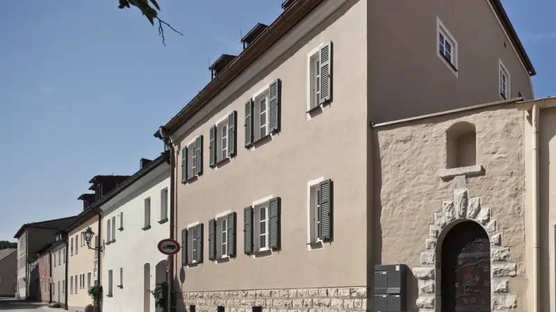 Dreifamilienhaus beige Fassade mit Fensterläden