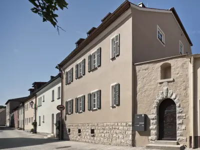 Dreifamilienhaus beige Fassade mit Fensterläden