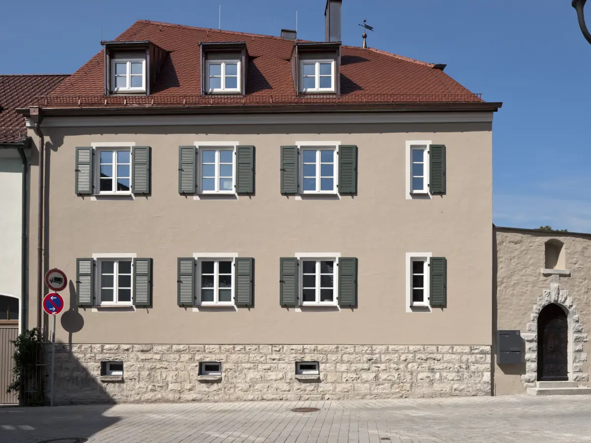 Blick von der gegenüberliegenden Straße auf Beige Fassade