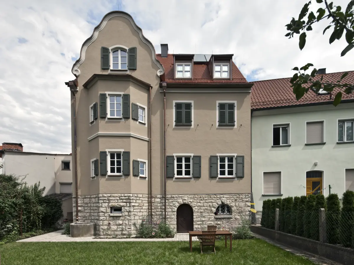 Gebäude mit Schmuckgiebel zum Garten hin